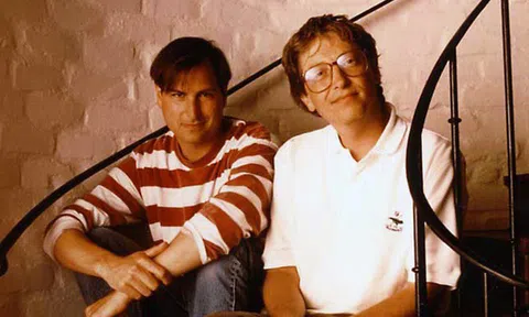 Bill Gates gọi Steve Jobs là "gã khốn" có tài "yểm bùa" nhân viên làm việc nhiều giờ liền và mê hoặc khách hàng trên toàn thế giới
