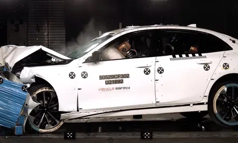 Xe VinFast Lux 2.0 bị đâm nát đầu, người ngồi trong có sao không?