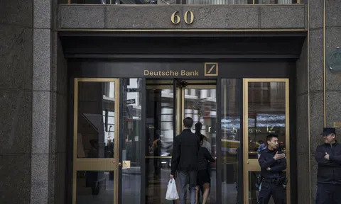Thảm cảnh của ngân hàng Deutsche Bank: Văn phòng trống trơn, ngổn ngang giấy tờ, nhân viên ra ngoài uống bia dù đang là giữa buổi sáng, sếp thờ ơ không quan tâm