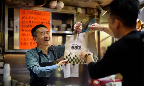 Nhật Bản độc đáo số 2, không ai số 1: Người già đua nhau đăng ký làm "shipper" của UberEats, đi bộ giao hàng để nâng cao sức khỏe!