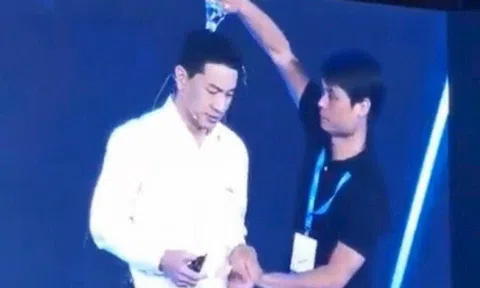 Đang phát biểu say sưa trên sân khấu, CEO Baidu bị dội nguyên chai nước vào đầu