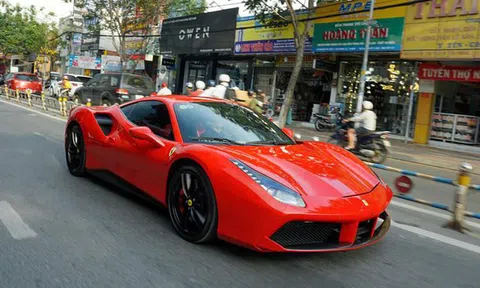 Siêu xe Ferrari của Tuấn Hưng lăn bánh tại Sài Gòn