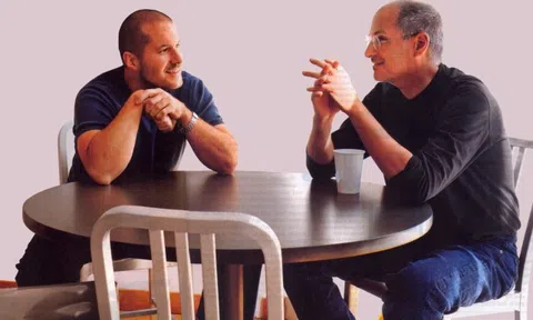 Chỉ cần một câu nói, Steve Jobs đã khiến Jony Ive thay đổi tư duy về cách sống