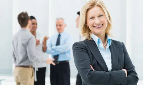 Làm thế nào để quản lý nhóm khi bạn trẻ hơn họ