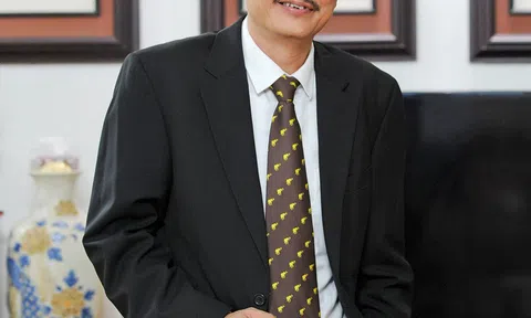 Người Khổng Lồ Thức Giấc