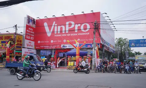 Mở cửa hàng mặt phố, bán thêm đồ gia dụng, tiếp cận bà nội trợ, phải chăng chuỗi VinPro của Vingroup đang "học theo" chính đối thủ lớn nhất - Điện máy Xanh?