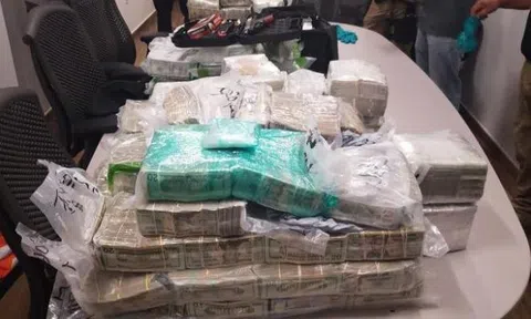 Tìm thấy gần 90 tỉ đồng tiền mặt trên thuyền bị bỏ rơi