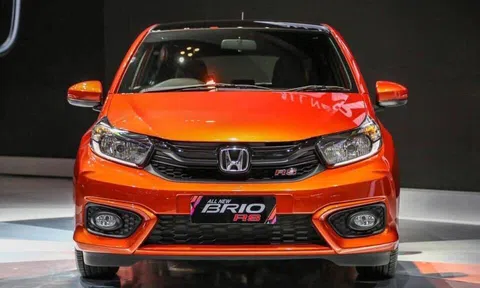 Khách Việt hoan hỉ mua ô tô đại hạ giá, tránh tháng cô hồn