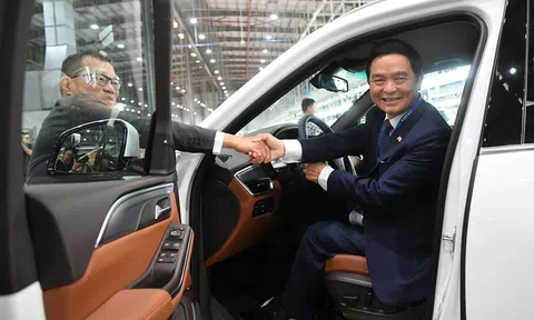 Chủ tịch Xây dựng Hòa Bình Lê Viết Hải là người đầu tiên nhận xe VinFast LUX SA2.0