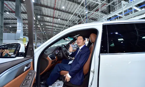 Lần đầu lái chiếc xe 1,4 tỷ đồng của VinFast, sếp Địa ốc Hoà Bình cảm thán: "Êm hơn cả BMW hay Mercedes"