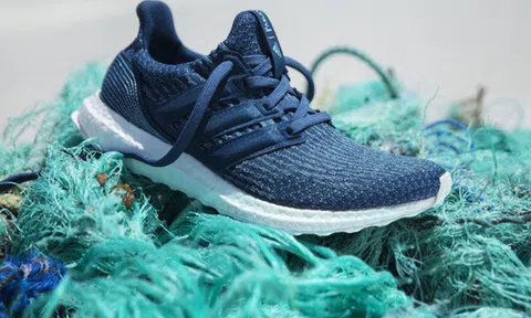 Giày thể thao làm từ rác thải nhựa – Giải pháp bền vững hay trào lưu nhất thời?