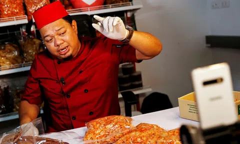 Chàng trai Thái thu gần triệu USD một tháng nhờ livestream bán hải sản