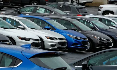 Ô tô đại hạ giá, hàng xóm rủ nhau rước xế hộp tiền tỷ