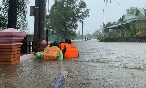 Đảo ngọc Phú Quốc tiếp tục ngập lịch sử: Nước đến cổ, chia nhau đi cứu dân
