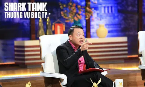 Bị đánh giá "quá phũ", shark Nguyễn Hòa Bình nhắn nhủ: Thương cho roi cho vọt! Shark Tank mồ hôi rơi, thương trường bớt đổ lệ!