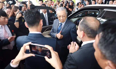 Thủ tướng Malaysia lái thử VinFast Lux SA2.0: 'Xe đẹp, khoẻ nhưng tiếc mới được lái 100km/h