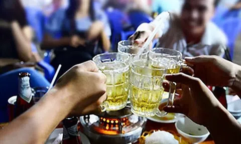 Sếp giành trả hóa đơn tiền ăn uống, sau lưng lại nói tôi 'không biết điều'