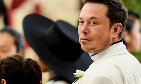 Đến Mỹ với 2.000 USD và vali đầy sách, “gã điên” Elon Musk nay đã "dưới vài người, trên tỷ người"