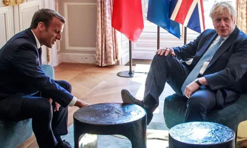 Thủ tướng Anh gây tranh cãi với hành động gác chân lên bàn khi gặp Tổng thống Pháp