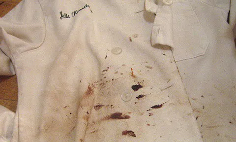 Nhà tuyển dụng hỏi làm thế nào để xử lý cái áo bị bẩn khi cần đi gặp sếp gấp, cô gái đưa ra câu trả lời với EQ đỉnh cao và được nhận luôn vào làm!