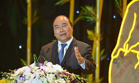 Thủ tướng Nguyễn Xuân Phúc dẫn việc Cù Lao Chàm 10 năm không dùng túi nilon và tuyên bố trước 700 doanh nghiệp: Phát triển bền vững là xu thế tất yếu, làm ngược lại là thất bại