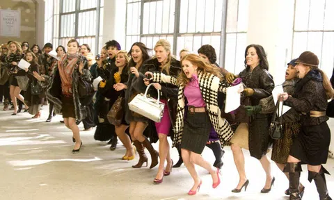 Hiệu ứng tâm lý 'Của nhà người ta': Bí kíp giúp Apple và các cửa hàng mua sắm hốt bạc từ chị em công sở