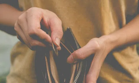 Mới đi làm, lương tháng vài triệu mà bị bố mẹ bắt trả hết sinh hoạt phí cho cả nhà - câu chuyện khiến MXH dậy sóng về chữ "hiếu" thời hiện đại