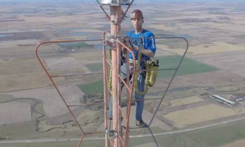 'Việc nhàn – lương cao': Thay 1 bóng đèn đút túi nửa tỷ