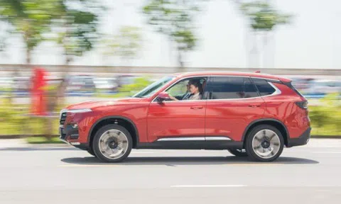 Ngô Thanh Vân 'đạp ga' VinFast Lux lên tốc độ trên 100km/h, phấn khích vì lái xe 'quá đã'!