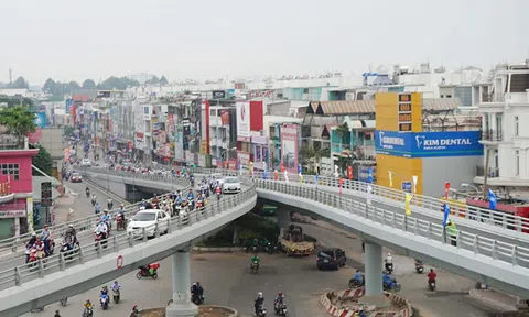 Giá BĐS vùng ven Tp.HCM tăng phi mã, treo trên đỉnh khiến người dân "khóc dở mếu dở"