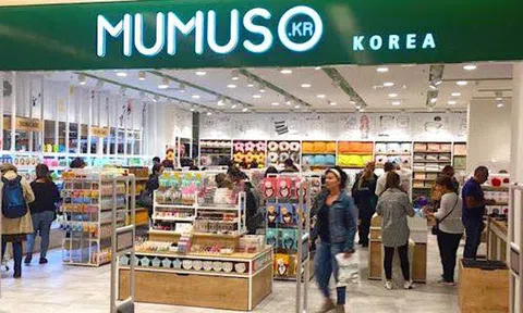 Sản phẩm in tiếng Hàn vô nghĩa nhưng xuất xứ Trung Quốc, Mumuso bị điều tra đạo nhái thương hiệu Hàn Quốc và bị yêu cầu đóng cửa văn phòng
