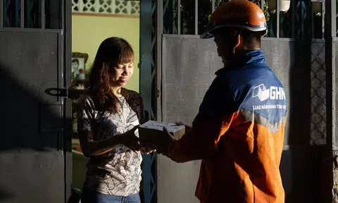 "Chịu chơi" như Giao Hàng Nhanh: Trở thành đơn vị vận chuyển "bóc tem" lễ hội mua sắm 11/11 tại Việt Nam, làm việc xuyên màn đêm giao hàng đến khách lúc... 2 giờ sáng