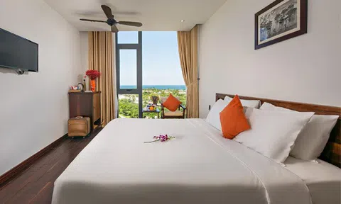 Vì sao phòng khách sạn không bao giờ có gối ôm nhưng trang bị tới 2 gối vuông?