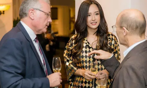 Mai Phương Thúy khoe thẻ diễn giả tại Hội nghị của doanh nghiệp tỷ đô