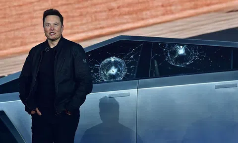 Elon Musk "giận tím người” trong ngày ra mắt Cybertruck: Vừa khoe kính xe có khả năng chống đạn và lực đã bị trưởng nhóm thiết kế làm vỡ ngay trên sân khấu