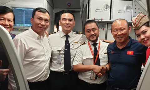 Vietjet tặng 1 năm bay khắp Châu Á cho hai đội tuyển cùng gia đình và ban huấn luyện