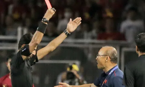 Góc lý giải: Luật nào khiến ông Park Hang-seo trở thành HLV đầu tiên của bóng đá Việt Nam phải nhận thẻ đỏ?