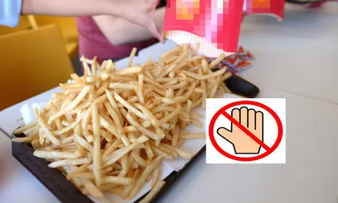Cựu nhân viên phục vụ lý giải vì sao không nên ăn fast-food trực tiếp từ khay đựng của nhà hàng, lót giấy bên trên thậm chí còn nguy hại hơn!