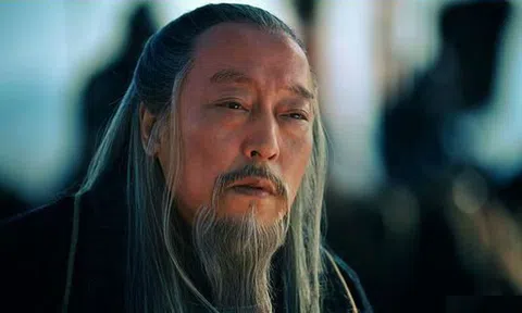 Tư Mã Ý nói đời người chỉ có 5 câu, hiểu được 2 câu ắt không bao giờ phải chịu thua thiệt : Đừng so đo đến cùng với kẻ ngốc, hãy học cách cúi đầu trước họ!