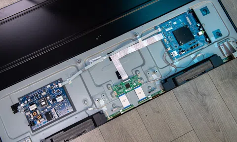 Tháo TV Vsmart 4K 55 KE85000: xài tấm nền LG