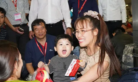 Nữ tỉ phú Vietjet Nguyễn Thị Phương Thảo bất ngờ xuất hiện tại Tân Sơn Nhất