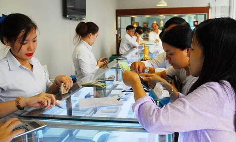 Người mua vàng cười tươi, kẻ găm giữ USD khóc thầm