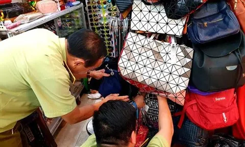 Thu giữ cả nghìn đồ Gucci, Chanel giả tại Saigon Square và Lucky Plaza