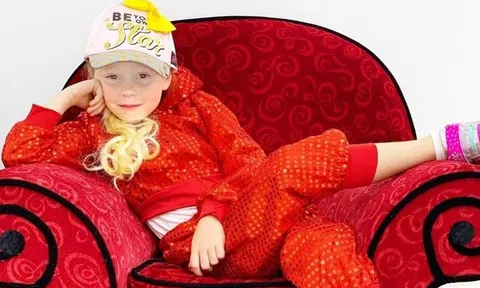 Bé gái 5 tuổi mắc chứng bại não kiếm 18 triệu USD/năm từ Youtube