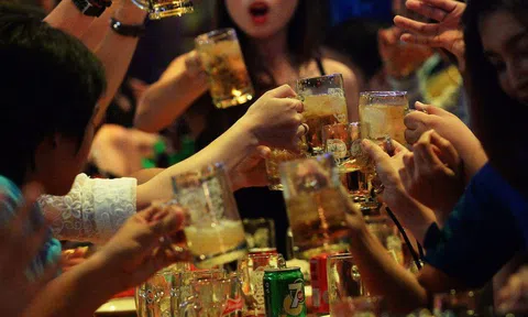 Bloomberg: Sau Nghị định 100, doanh số ngành bia VN giảm ít nhất 25%