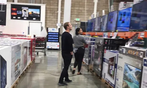 Tỉ phú Mark Zuckerberg cùng vợ đi mua tivi giảm giá