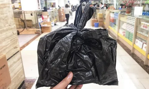 'Đi mua khẩu trang, tôi được dúi vào tay một túi nylon đen'