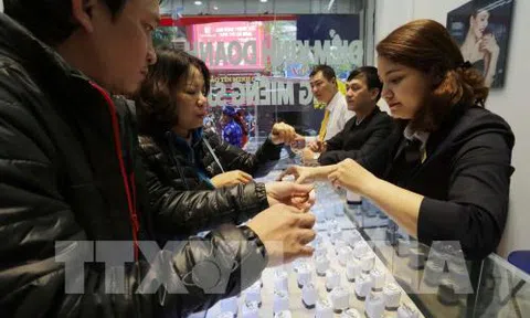 Vàng "bốc hơi" 2 triệu đồng/lượng