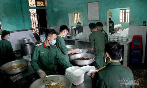 Tất bật nấu hàng trăm suất cơm trong khu cách ly ở Lạng Sơn