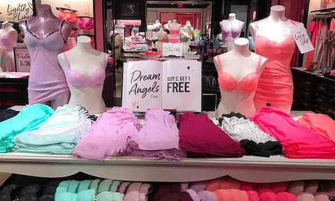 Sản phẩm của Victoria's Secret bị vứt ở bãi rác và góc khuất của ngành công nghiệp thời trang